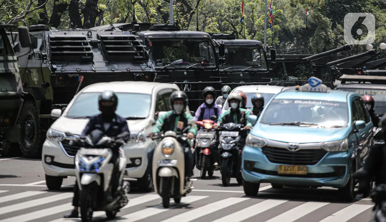 Kondisi lalu lintas saat sejumlah kendaraan alat utama sistem senjata (alutsista) TNI berjajar di kawasan Istana Merdeka, Jakarta, Selasa (4/10/2022). Kegiatan ini dalam rangka HUT ke-77 TNI yang akan berlangsung di Istana Merdeka pada 5 Oktober besok. (Liputan6.com/Faizal Fanani)