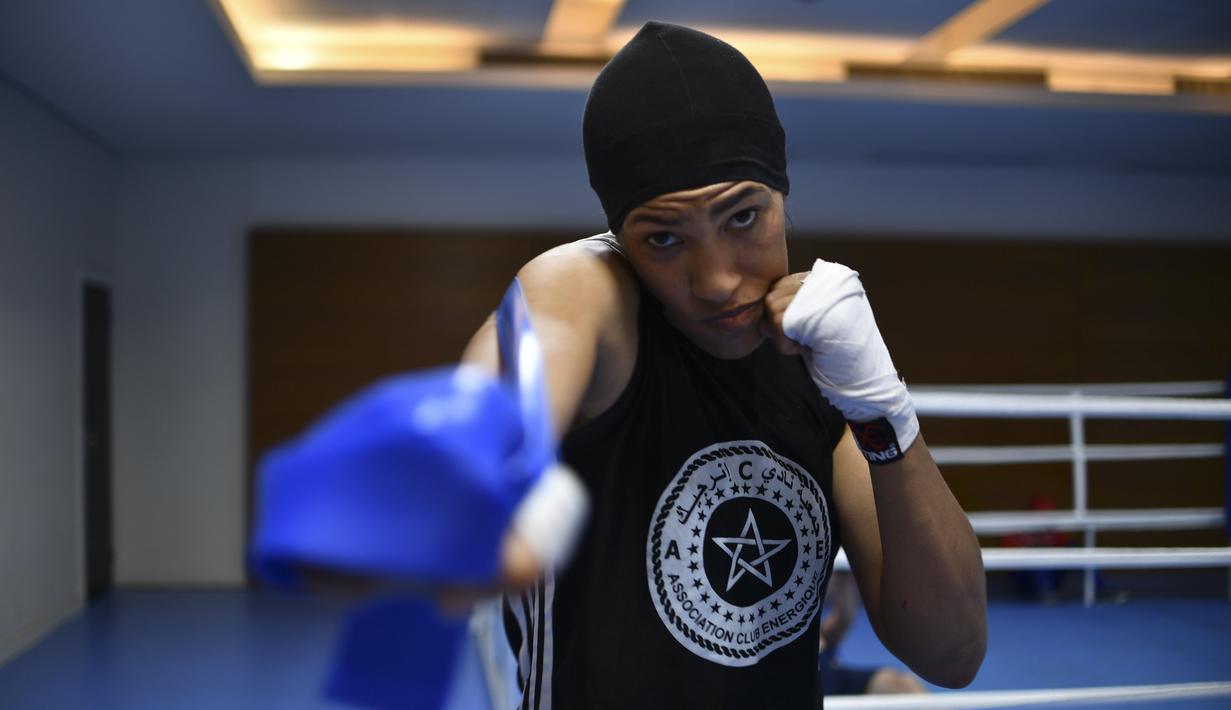 Khadija Mardi, petinju wanita asal Maroko saat melakukan sesi latihan sebelum berlaga pada ajang Olimpiade Rio 2016 di Riocentro complex, Rio de Janeiro, Brasil (1/8/2016). (AFP/Yuri Cortez)