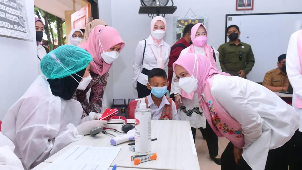 Iriana Jokowi dan Wury Ma'ruf Amin Tinjau Vaksinasi Anak Usia 6-11 Tahun
