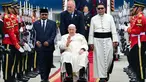 Paus Fransiskus (tengah) menggunakan kursi roda saat tiba di Bandara Internasional Soekarno-Hatta di Tangerang, Banten pada Selasa 3 September 2024. (Tiziana FABI/AFP)