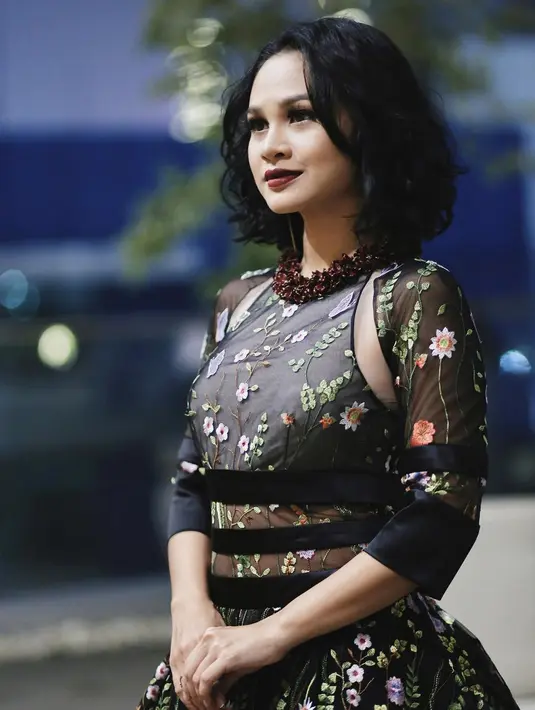 Walaupun memakai busana serba hitam, Andien Aisyah tetap terlihat cantik menawan. Ia melengkapi penampilannya dengan lipstik warna gelap. (Foto: instagram.com/andienaisyah)