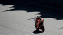 Pebalap Repsol Honda, Marc Marquez, saat beraksi dalam tes MotoGP di Sirkuit Sepang, Malaysia, (1/2/2016). (AFP/Manan Vatsyayana)