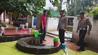 Kapolres Metro Depok, Kombes Ahmad Fuady melihat lokasi tujuh sumur Vihara Gayatri, Kecamatan Tapos, Kota Depok. (Liputan6.com/Dicky Agung Prihanto)