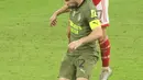 Bek Arsenal, Cedric Soares berebut bola dengan penyerang AC Milan, Ante Rebic bersaing selama pertandingan Dubai Super Cup 2022 di di stadion al-Maktoum di Uni Emirat Arab (13/12/2022). Arsenal menang tipis atas AC Milan dengan skor 2-1. (AFP/Karim Sahib)