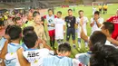 Dejan Antonic memberikan motivasi kepada anak-anak Persib Bandung saat melawan Bhayangkara Surabaya United di Stadion Gelora Delta Sidoarjo, Sabtu (11/6/2016). (Bola.com/Nicklas Hanoatubun)
