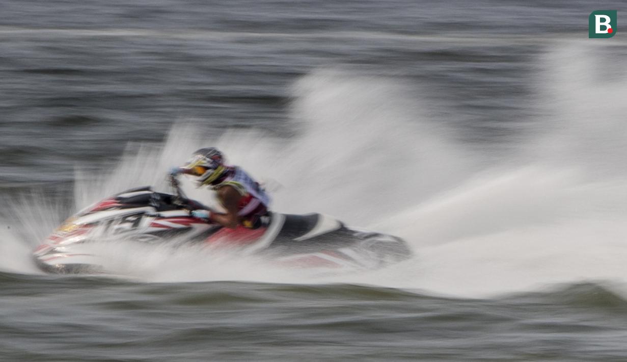 Atlet jetski Indonesia, Aero Sutan Aswar, saat beraksi pada Asian Games di Ancol, Jakarta, Kamis (23/8/2018). Aero Aswar finish kedua dengan jumlah poin 53. (Bola.com/Vitalis Yogi Trisna)