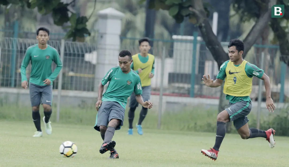 Pemain Timnas Indonesia, Todd Rivaldo Ferre, menendang bola saat latihan di Lapangan ABC Senayan, Jakarta, Kamis (22/2/2018). Latihan ini dilakukan untuk persiapan Piala AFF U-18 2018 dan Piala Asia U-19 2018. (Bola.com/M Iqbal Ichsan)