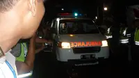 Ambulans pengangkut jenazah terpidana mati keluar dari Nusakambangan melalui Dermaga Wijayapura, Cilacap. (Liputan6.com/Idhad Zakaria)