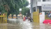 Banjir Rendam Ratusan Bus Sekolah di Kramat Jati