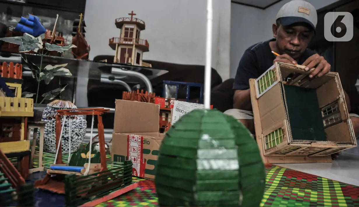 Jimmy Alexander (52) membuat kerajinan miniatur rumah ibadah di kediamannya di kawasan Kalipasir Dalam, Cikini, Jakarta Pusat, Senin (5/9/2022). Kerajinan miniatur yang dibuat biasanya seperti kapal layar, rumah, dan rumah ibadah. (merdeka.com/Iqbal S Nugroho)