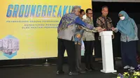 Menteri Perindustrian, Agus Gumiwang Kartasasmita (kedua kanan) bersama Sekretaris Jenderal Kemenperin, Dody Widodo (kiri) Kepala Badan Pengembangan Sumber Daya Manusia Industri, Arus Gunawan (kedua kiri) Walikota Bogor, Bima Arya Sugiarto (tengah) dan Kepala Sekolah SMK-SMAK Bogor, Dwika Riandari (kanan), menekan tombol pada acara Groundbreking Ceremony pembangunan Kawasan Gedung Baru SMK-SMAK Bogor, Jawa Barat Senin (26/12/2022). (Liputan6.com)