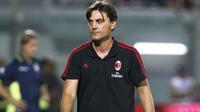 Pelatih AC Milan, Vincenzo Montella saat menyaksikan timnya melawan FC Crotone pada lanjutan Serie A di Ezio Scida Stadium, (20/8/2017). Milan menang 3-0. (AFP/ Carlo Hermann)