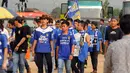 Suporter Persib bersiap masuk Stadion Pakansari, Kab Bogor, Minggu (21/8). Persib akan melakoni laga lanjutan Torabika Soccer Championship presented by IM3 Ooredoo melawan PS TNI. (Liputan6.com/Helmi Fithriansyah)