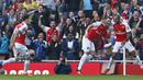 Pemain Arsenal Mesut Ozil merayakan gol bersama rekannya Theo Walcott pada Laga lanjutan Liga Premier Inggris antara Arsenal vs Manchester United di Emirates Stadium. Minggu (04/10/2015). Arsenal menang 3-0. (Action Images via Reuters / Carl Recine)