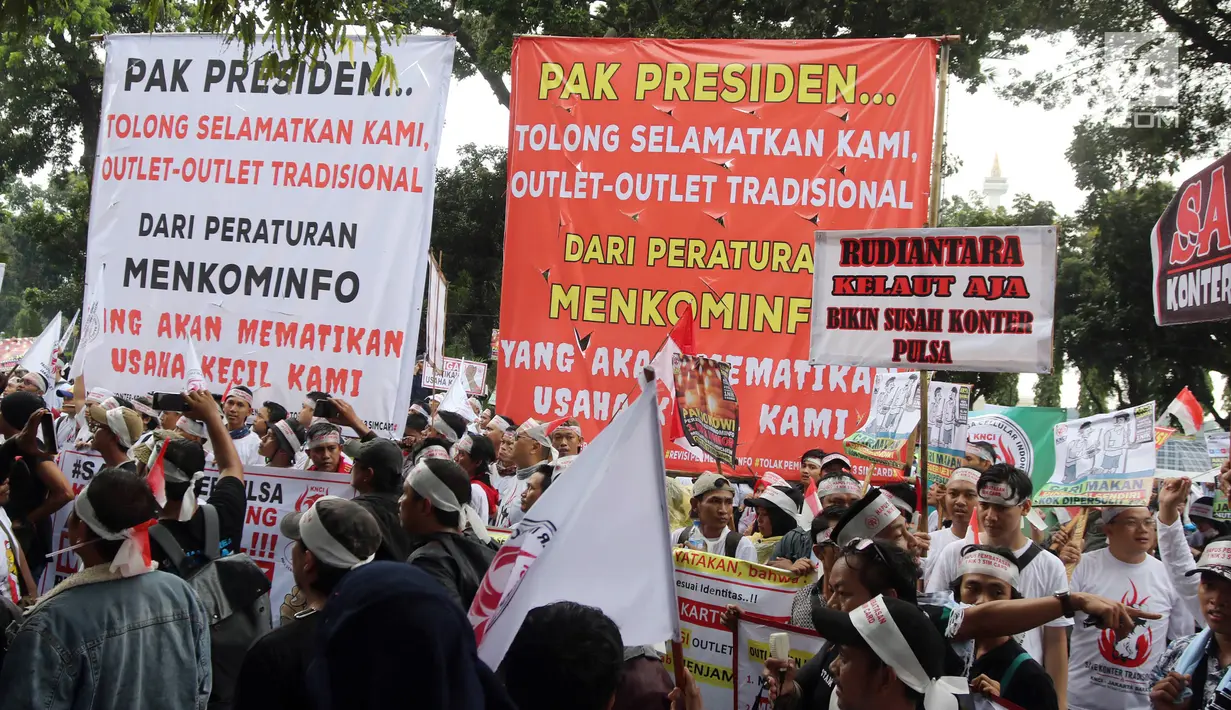 Pedagang pulsa menyampaikan tuntutannya saat menggelar aksi di depan Kantor Kemenkominfo, Jakarta, Senin (2/4). Mereka menolak Peraturan Menteri Kominfo Nomor 21 Tahun 2017 Tentang Pembatasan Jumlah Penggunaan Kartu Operator. (Liputan6.com/Arya Manggala)