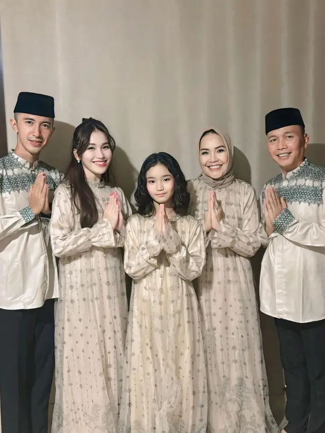 Ayu Ting Ting dan keluarga. (Foto: Dok. Instagram @ayutingting92)