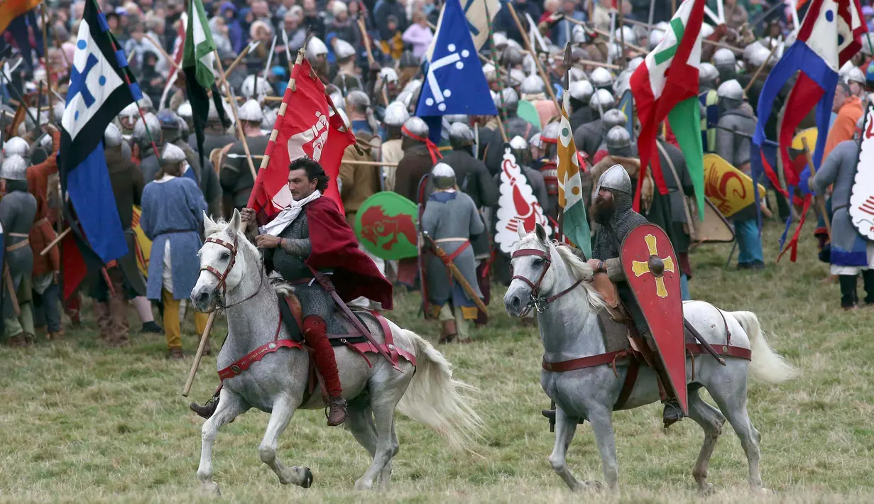 Ratusan warga mengikuti reka ulang Pertempuran Hasting di Battle, Inggris, (15/10). Pertempuran Hasting ini telah menewaskan sekitar 3.000 orang. (REUTERS/Neil Balai)