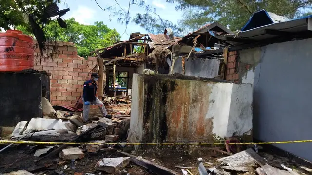 Setelah bom meledak di Polairud Polda Sulawesi Tenggara, polisi memperbaiki rumah warga dari kerusakan.(Liputan6.com/Ahmad Akbar Fua)
