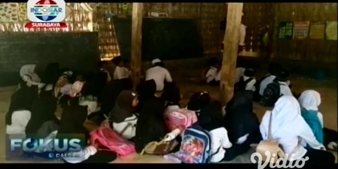 VIDEO: Siswa Madrasah Ibtidaiyah Madura Belajar di Bangunan Tak Layak
