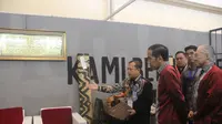 Direktur Pembinaan Narapidana dan Latihan Kerja Produksi (Latkerpro) Harun Sulianto menyambut Presiden Jokowi di stan Direktorat Jenderal Pemasyarakatan (Ditjen PAS) melihat  produk unggulan Warga Binaan Pemasyarakatan (WBP) di Lapas