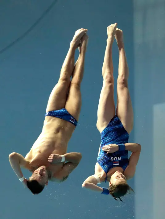 Aksi atlet loncat indah Rusia, Ekaterina Beliaeva dan Viktor Minibaev saat tampil pada babak final platform sinkronisasi 10 meter campuran di Kejuaraan Renang Dunia, Gwangju, Korea Selatan, Sabtu (13/7/2019). (AP Photo/Lee Jin-man)