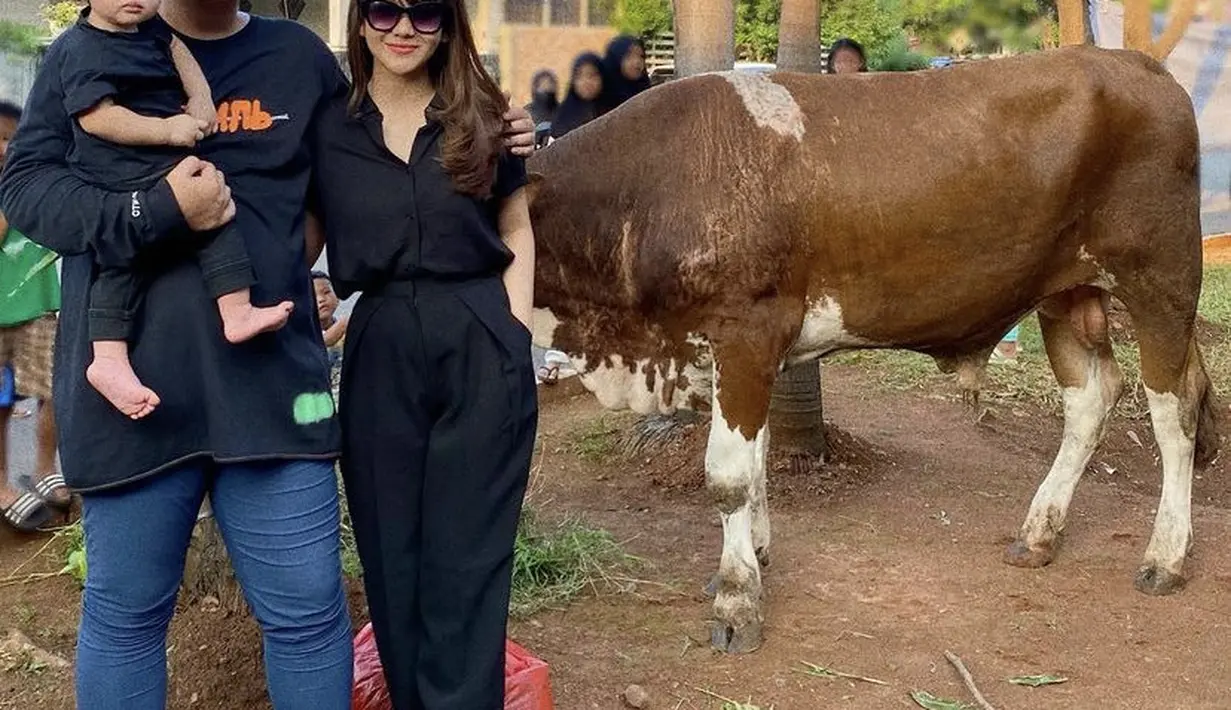 Gilang Dirga juga kompak mengenakan busana warna hitam bersama istri dan anaknya, dan berpose di depan hewan qurbannya. @gin_dirga