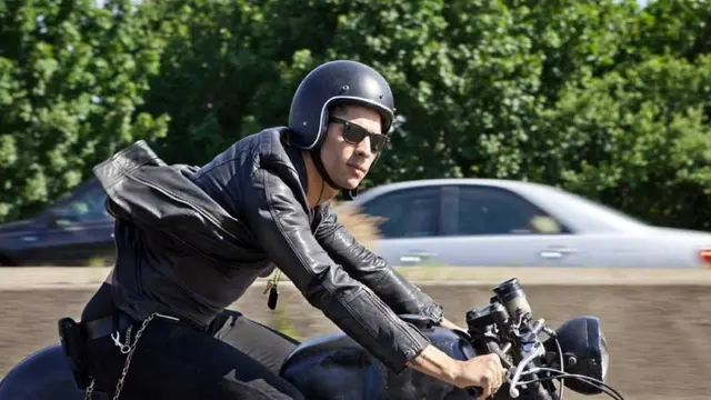 Berkendara motor dengan menggunakan kacamata hitam