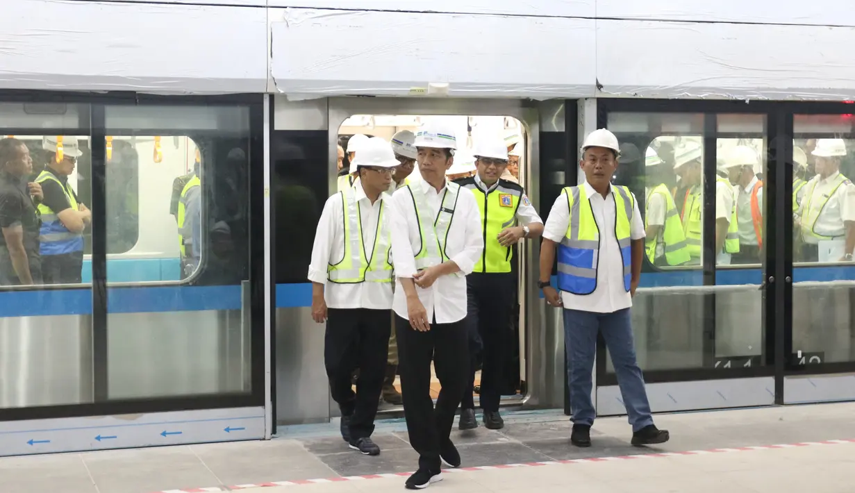 Presiden Joko Widodo bersama Menhub Budi Karya Sumadi, Gubernur DKI Jakarta, Anies Baswedan dan Ketua DPRD Jakarta Prasetyo Edi Marsudi turun dari kereta MRT di Stasiun Bundaran HI, Jakarta, Selasa (6/11). (Liputan6.com/Angga Yuniar)