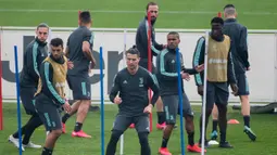 Pemain Juventus Cristiano Ronaldo (tengah) berlatih bersama rekan setimnya di Turin, Italia, Selasa (25/2/2020). Juventus akan bertandang ke markas Lyon untuk pertandingan leg pertama babak 16 besar Liga Champions, Kamis (27/2/2020) dinihari WIB. (Marco Alpozzi/LaPresse via AP)