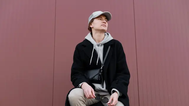 5 Trik Styling Hoodie agar Tampil Semi-Formal dan Tetap Stylish (photo by freepik.com)