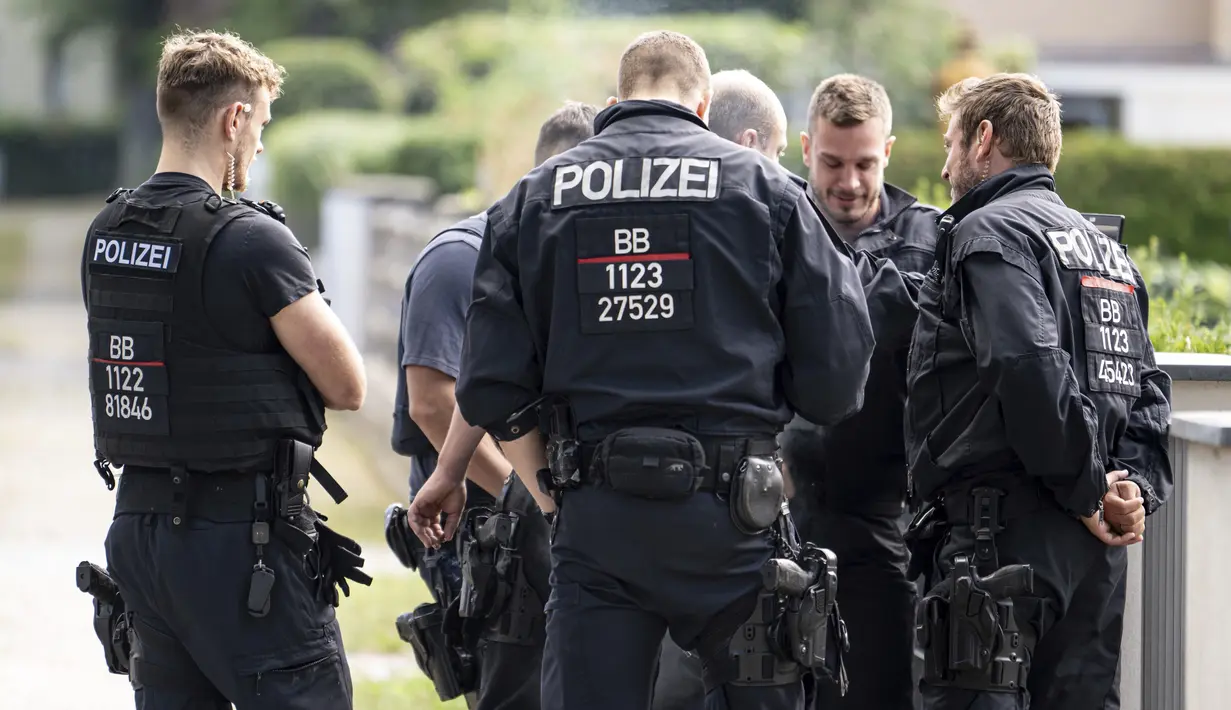 Helikopter dan 30 mobil polisi turut serta dalam pencarian yang masih berlangsung hingga Kamis sore. (Fabian Sommer/dpa via AP)