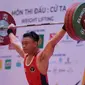 Tampil di urutan terakhir, Rahmat Erwin Abdullah mampu mencatat angkatan terbaik untuk angkatan snatch seberat 155 kg, unggul jauh dari pesaingnya di urutan kedua lifter asal Malaysia, Muhammad Erry Hidayat dengan 143 kg. (Bola.com/Ikhwan Yanuar)