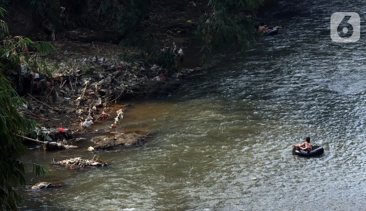 Seorang anak bermain di aliran Sungai Ciliwung, Kota Depok, Jawa Barat, Senin (27/7/2020). Setiap tanggal 27 Juli diperingati sebagai Hari Sungai Nasional, namun ironisnya kondisi sungai Ciliwung masih terlihat banyak ceceran sampah, terutama plastik. (Liputan6.com/Helmi Fithriansyah)