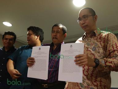 Direktur Hukum PSSI, Aristo Pangaribuan (kanan) dan Tim Pembela PSSI Togar Manahan Nero (2kanan) memberikan pernyataan pers terkait putusan MA yang menolak kasasi Kemenpora di kantor PSSI, Senayan, Jakarta, Selasa (8/3/2016). )Bola.com/Nicklas Hanoatubun)