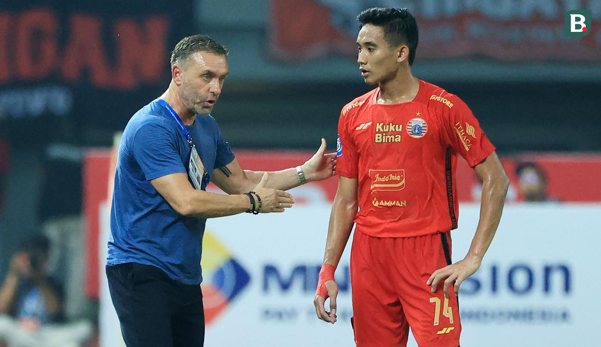 <p>Pelatih Persija Jakarta, Thomas Doll memberikan arahan kepada Rizky Ridho saat melawan Bhayangkara Presisi pada laga pekan ketiga BRI Liga 1 2023/2024 di Stadion Patriot Candrabhaga, Bekasi, Minggu (16/7/2023). Persija menang dengan skor 4-1. (Bola.com/M Iqbal Ichsan)</p>