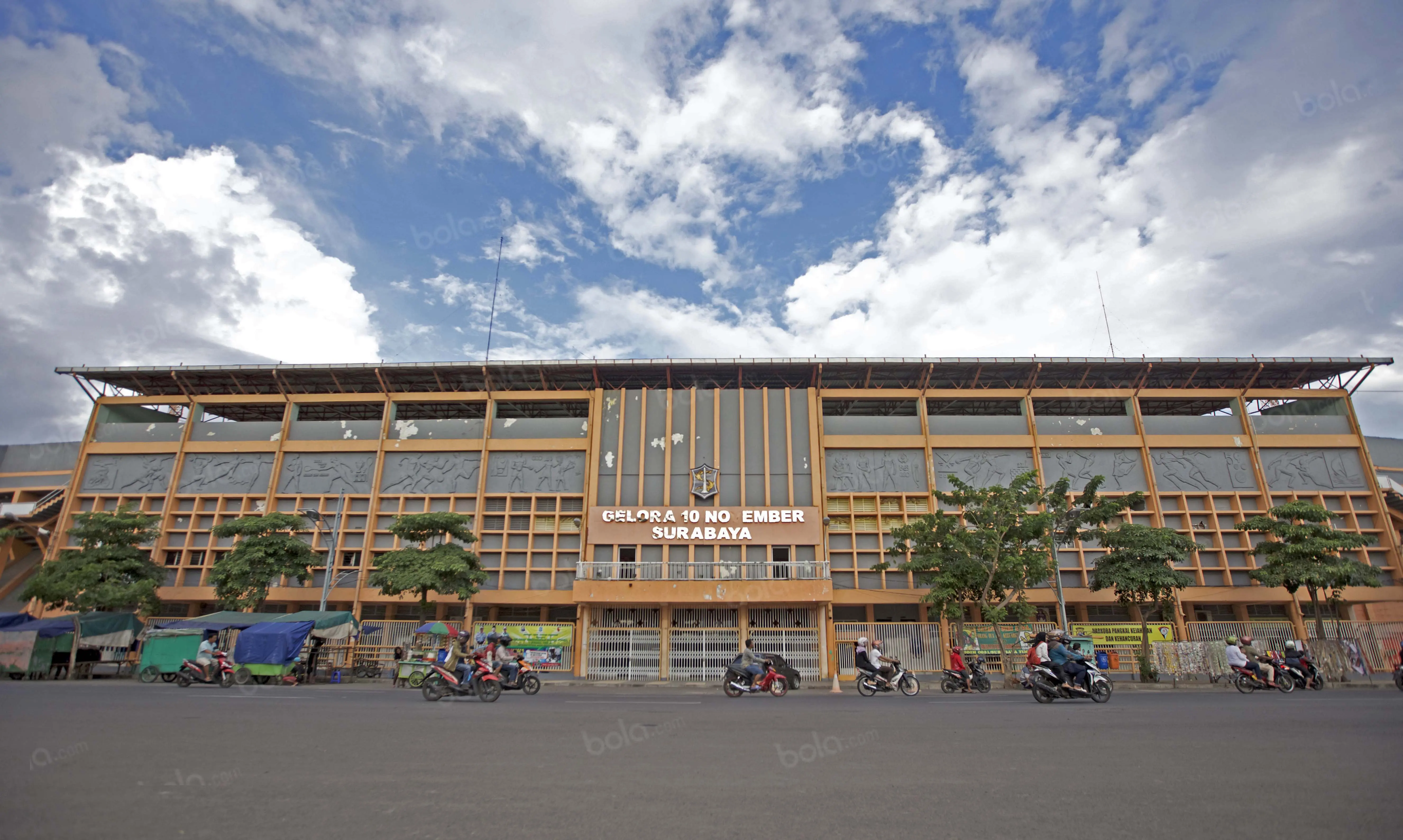 Stadion Gelora 10 November kandang Persebaya Surabaya saat ini hanya menjadi tempat latihan warga dan SSB setempat, Stadion ini merupakan saksi bisu kejayaan Persebaya. (Bola.com/Nicklas Hanoatubun)