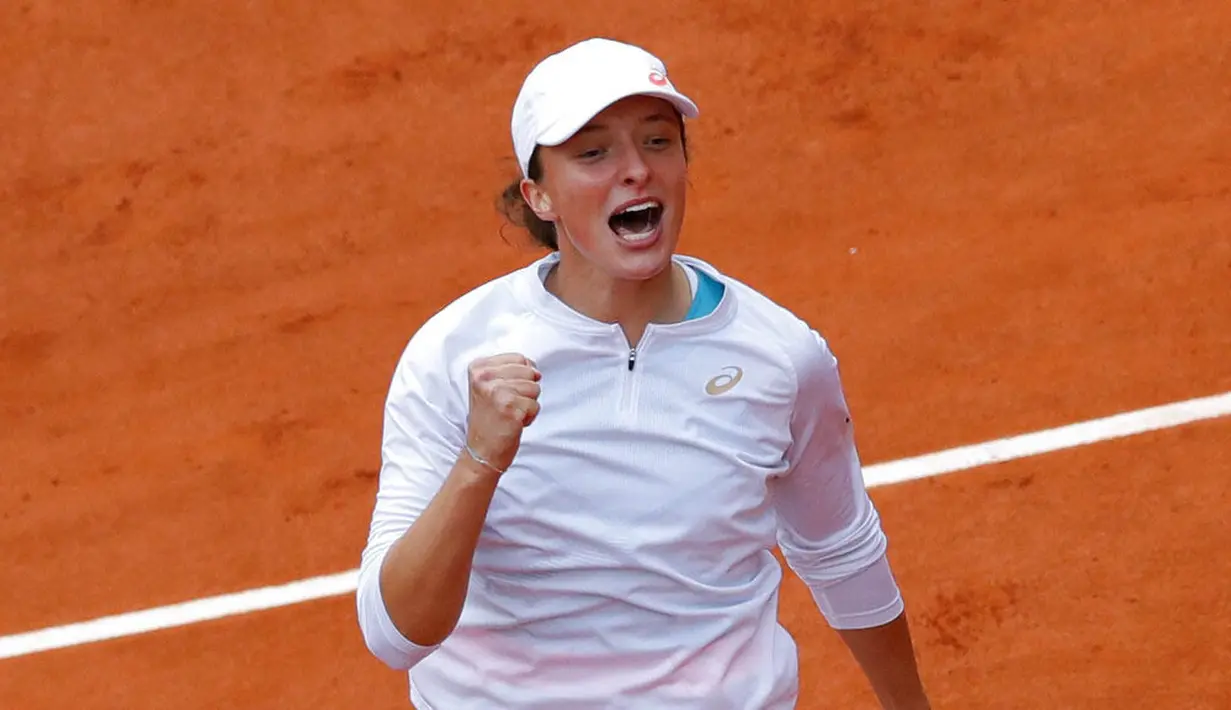 Petenis Polandia, Iga Swiatek, melakukan selebrasi usai menaklukkan wakil Amerika Serikat, Sofia Kenin, pada final Grand Slam Prancis Terbuka di Paris, Sabtu, Sabtu (10/10/2020). Petenis berusia 19 tahun itu menang dua set langsung 6-4 dan 6-1. (AP Photo/Michel Euler)