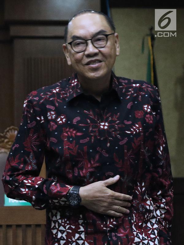 Terdakwa dugaan suap pembangunan PLTU Riau-1, Johannes Budisutrisno Kotjo bersiap meninggalkan ruangan saat jeda sidang lanjutan di Pengadilan Tipikor, Jakarta, Kamis (15/11). Sidang mendengarketerangan terdakwa. (Liputan6.com/Helmi Fithriansyah)