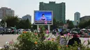 Sebuah layar besar di depan stasiun kereta api Pyongyang menampilkan pembawa berita televisi Ri Chun-Hee mengumumkan secara resmi bahwa negara tersebut berhasil menguji hulu ledak nuklir pada 9 September 2016. (AFP Photo/Kim Won-Jin)