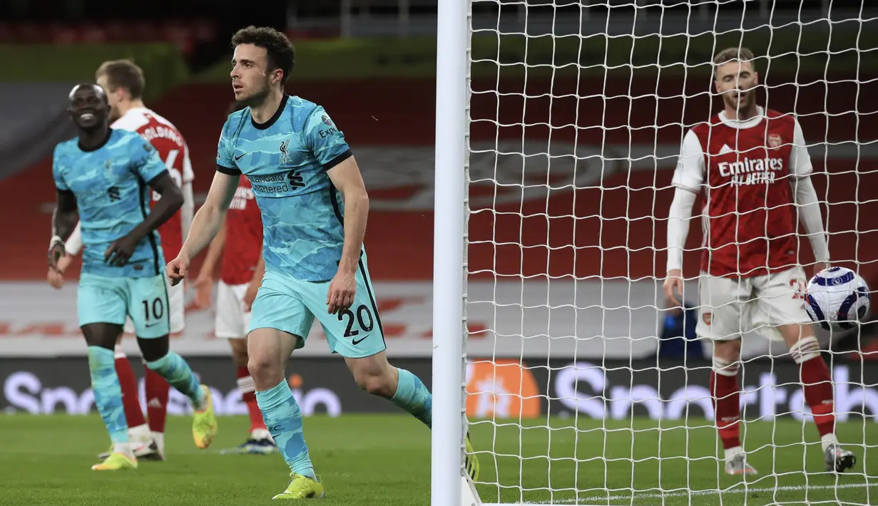 Pemain Liverpool Diogo Jota melakukan selebrasi usai mencetak gol ke gawang Arsenal pada pertandingan Liga Inggris di Emirates Stadium, London, Inggris, Sabtu (3/4/2021). Liverpool membantai Arsenal dengan skor 3-0. (Adam Davy/Pool via AP)