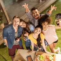 Ilustrasi agenda kumpul-kumpul. (c)AlexFedorenko/Depositphotos.com