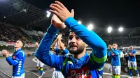 Striker Napoli, Lorenzo Insigne dan rekan setimnya menyapa suporter usai pertandingan melawan Liverpool pada grup C Liga Champions di Stadion San Paolo, Italia (3/10). Napoli menang tipis 1-0 atas Liverpool. (AFP Photo/Alberto Pizzoli)