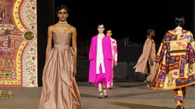 Beberapa koleksi yang ditampilkan Dior di Mumbai, India