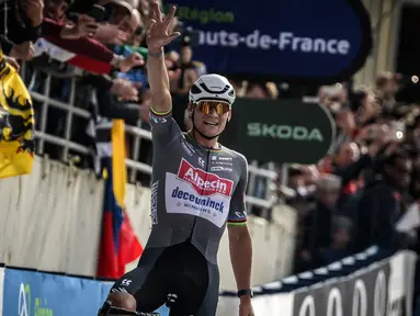 Pembalap Alpecin-Deceuninck, Mathieu van der Poel melakukan selebrasi setelah memenangkan Paris Roubaix 2025 pada Minggu (13/04/2025) waktu setempat. Van der Poel menyelesaikan balapan yang menempuh jarak 259,2 km antara Compiegne hingga Roubaix, Prancis dengan catatan waktu 5 jam 27 menit 27 detik. (AFP/Jeff Pachoud)