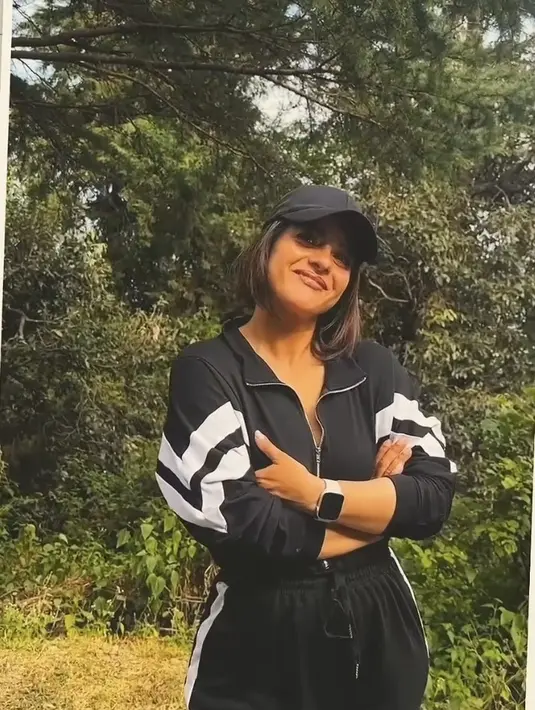 Bukan hair band yang ia kenakan saat ini yang menjadi ciri khas Anjali, melainkan Kajol mengenakan topi cap warna hitamnya. [@kajol]