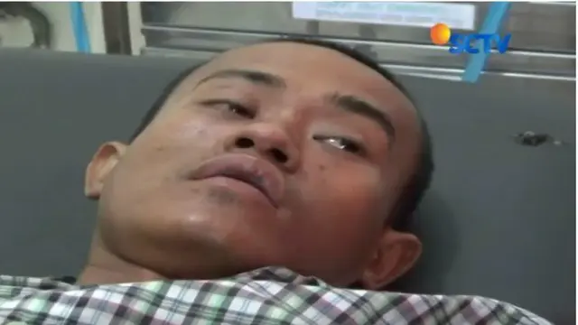 Pemuda di Situbondo, Jawa Timur, dilarikan ke rumah sakit karena di dalam perutnya terdapat benda menyerupai pisau, paku, serta silet.