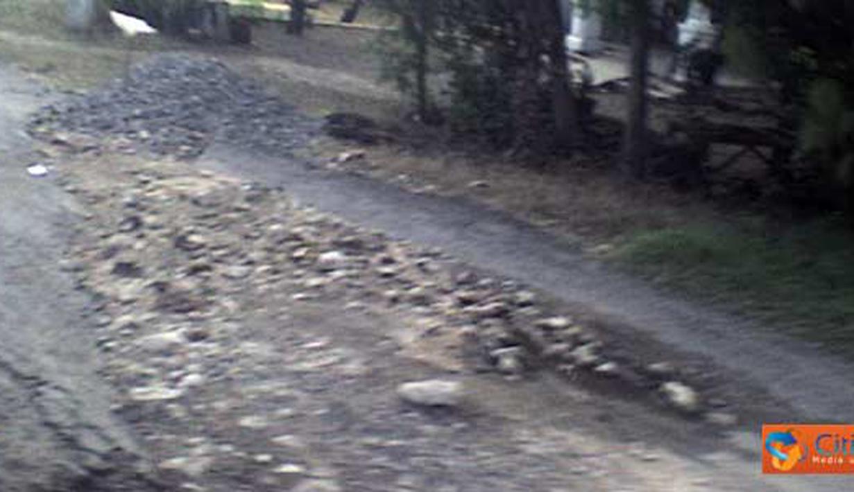 Citizen6, Lamongan: Jalan berbatuan yang menghubungkan kecamatan Mantup, Kembangbahu dan Sugio, mengalami kerusakan. (Pengirim: LandaxNocturnal Zaen)