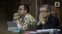 Terdakwa kasus TTPU dan korupsi pengadaan alat kesehatan di Pemprov Banten dan Pemkot Tangerang Selatan Tubagus Chaeri Wardana alias Wawan (kiri) bersama kuasa hukum saat menjalani sidang lanjutan di Pengadilan Tipikor Jakarta, Senin (20/1/2020). (Liputan6.com/Faizal Fanani)