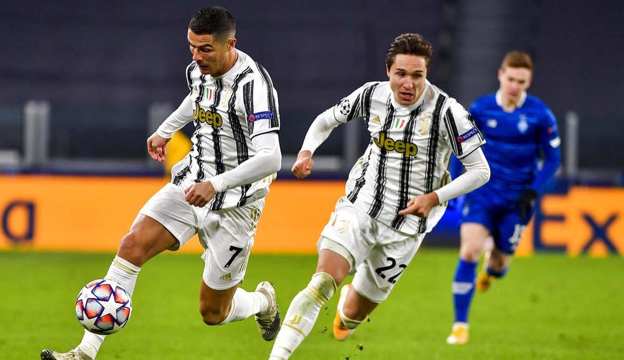 Striker Juventus, Cristiano Ronaldo, menggiring bola saat melawan Dynamo Kiev pada laga Liga Champions di Stadion Allianz, Kamis (3/12/2020). Juventus menang dengan skor 3-0. (Marco Alpozzi/LaPresse via AP)