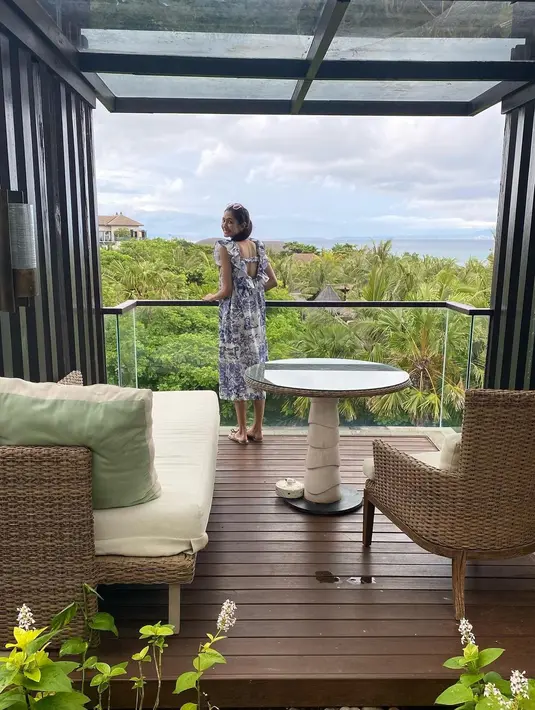 Dress midi dengan prints nuansa biru dan aksen cutout pada punggung juga jadi gaya chic Mikha.  [@miktambayong]